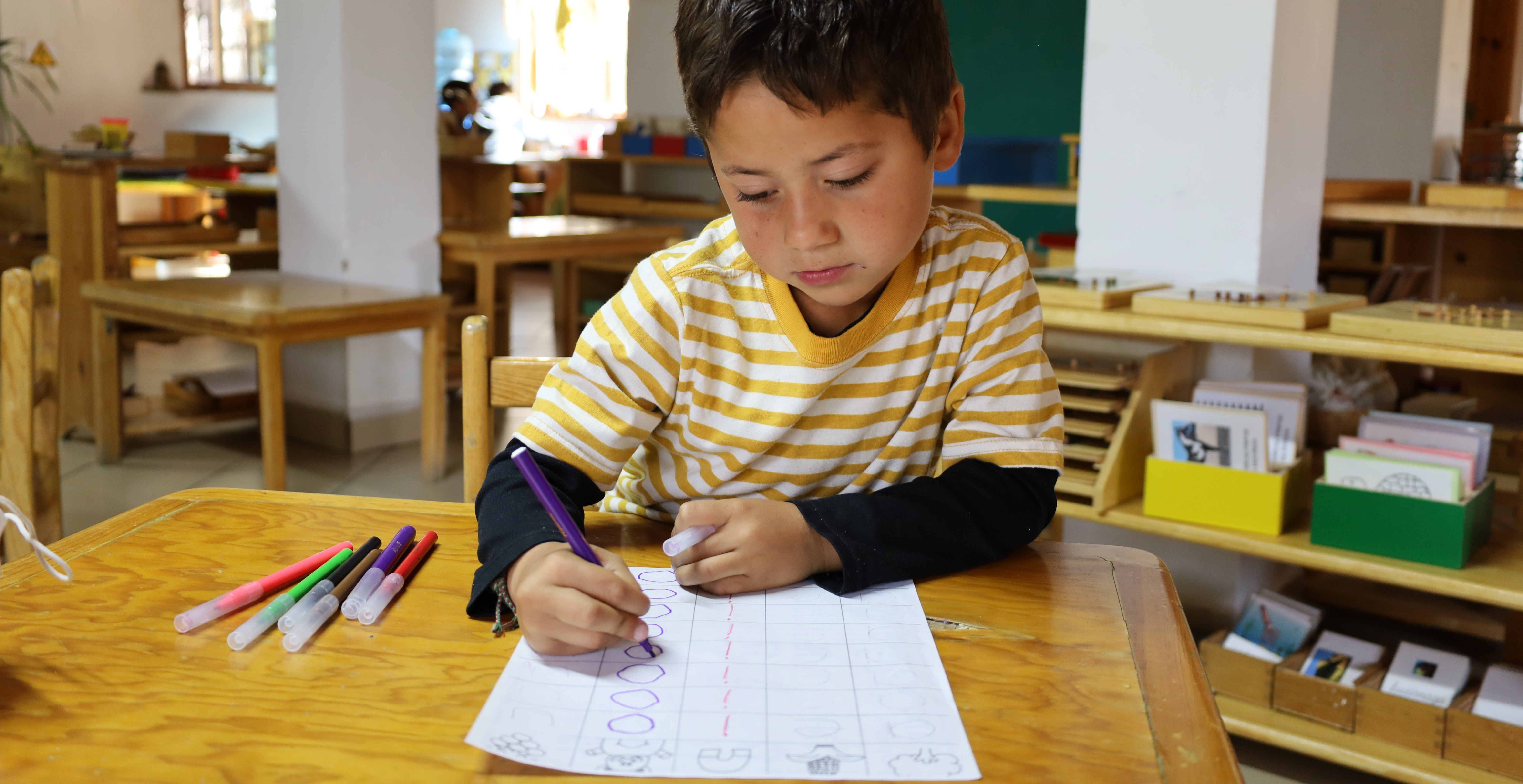 Niño aprendiendo con entusiasmo