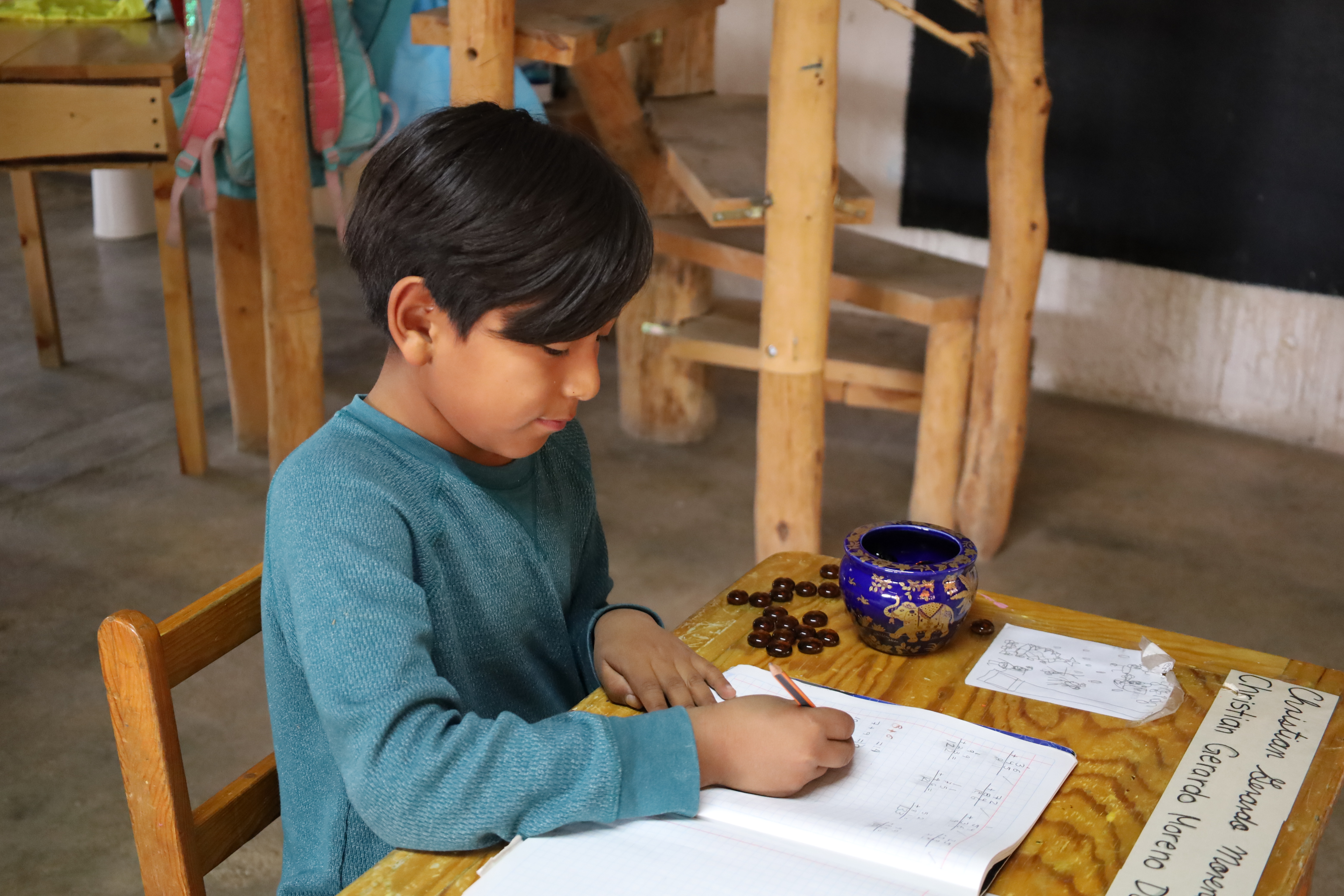 Niño trabajando de forma autónoma