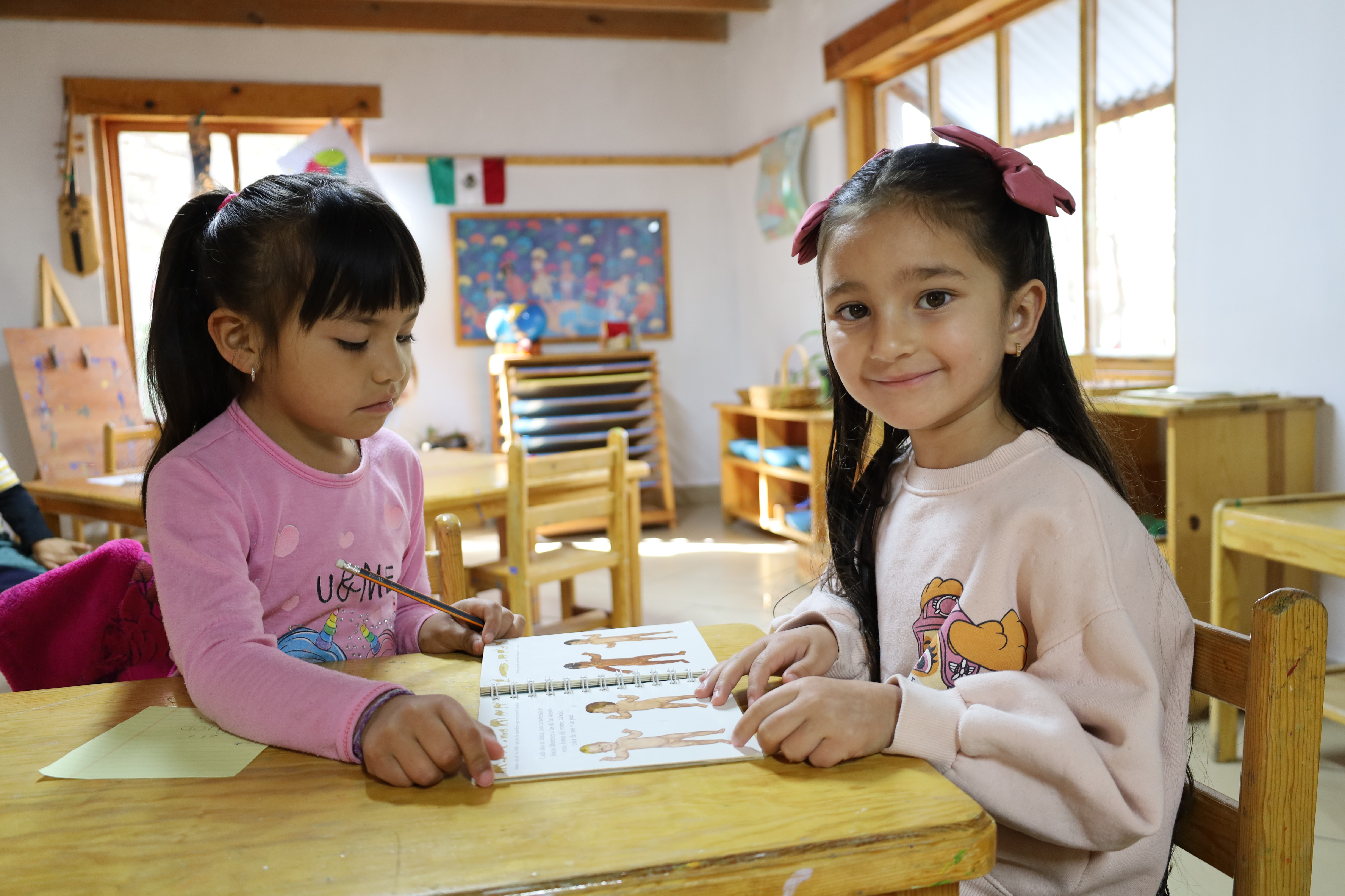 Niñas aprendiendo en grupo