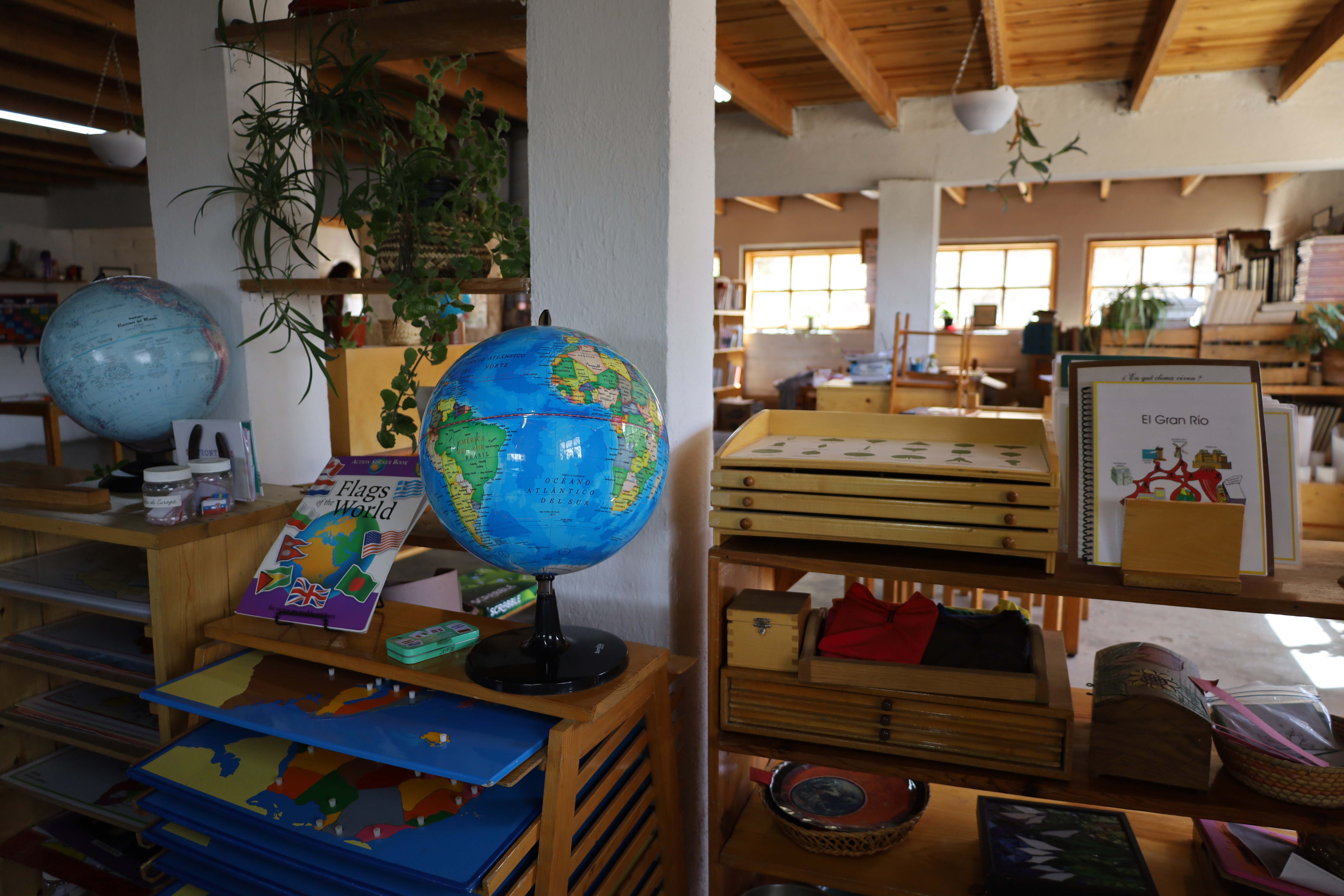 Niñas aprendiendo en grupo