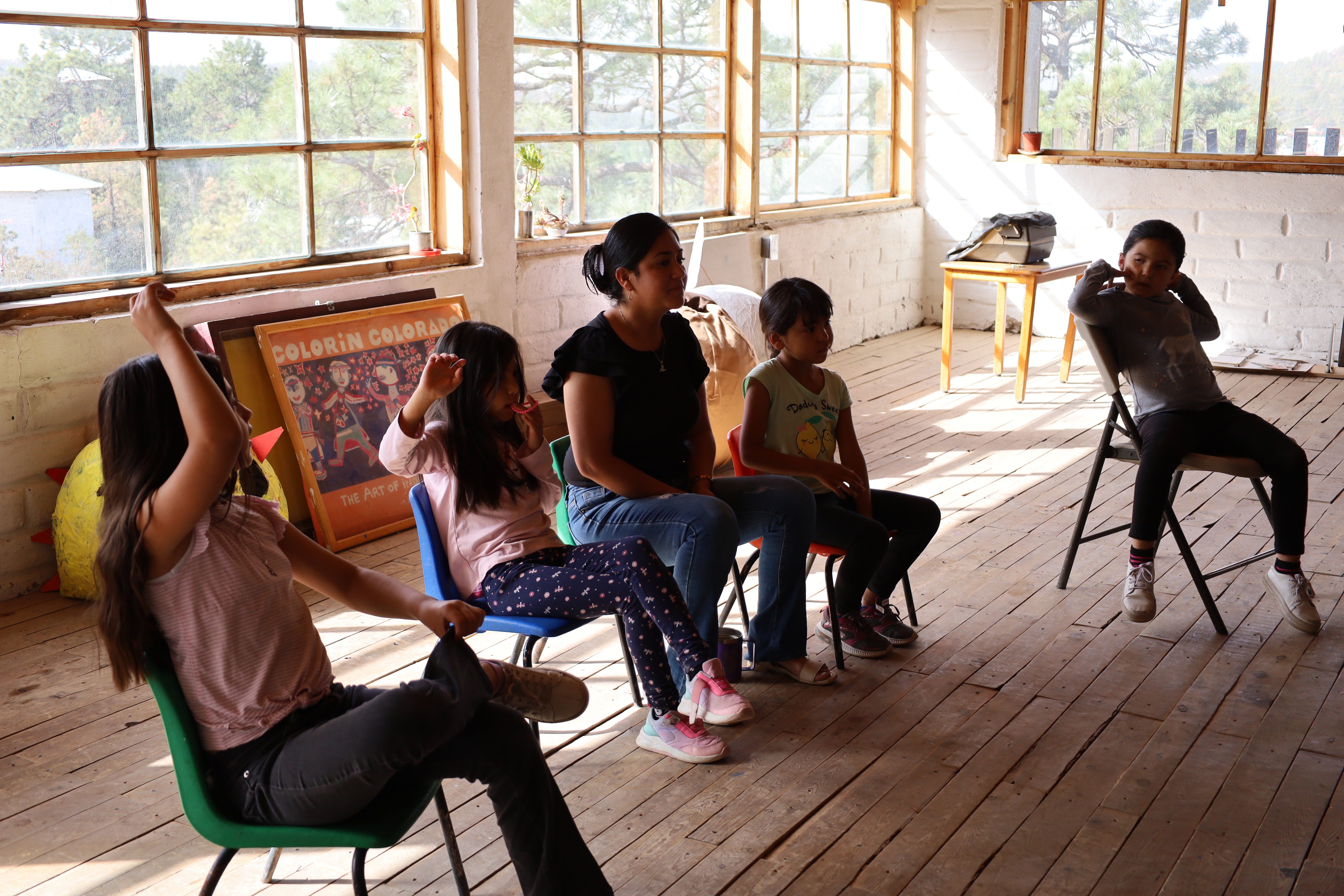 Niños expresando emociones en círculo