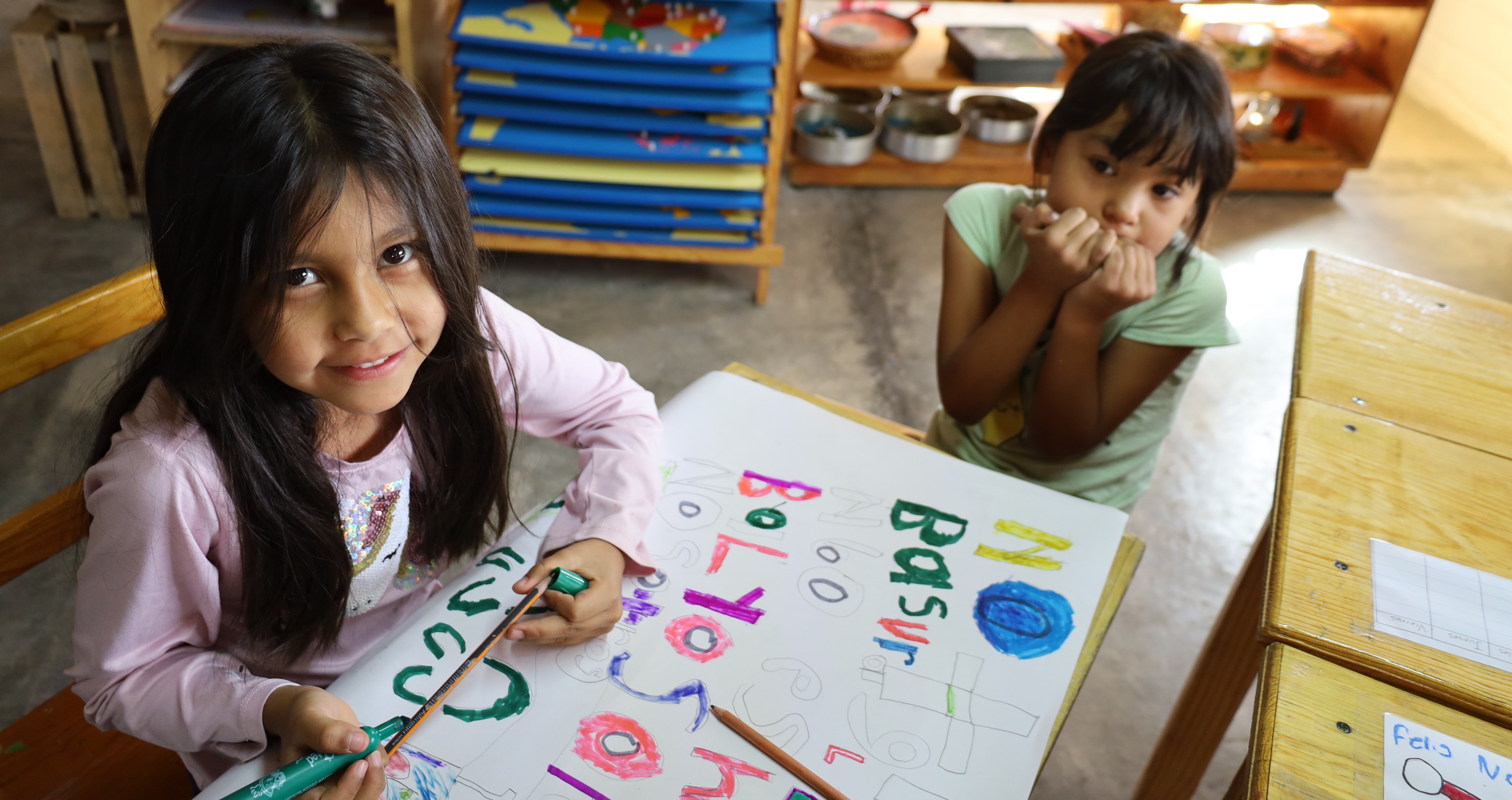 Niñas aprendiendo en grupo