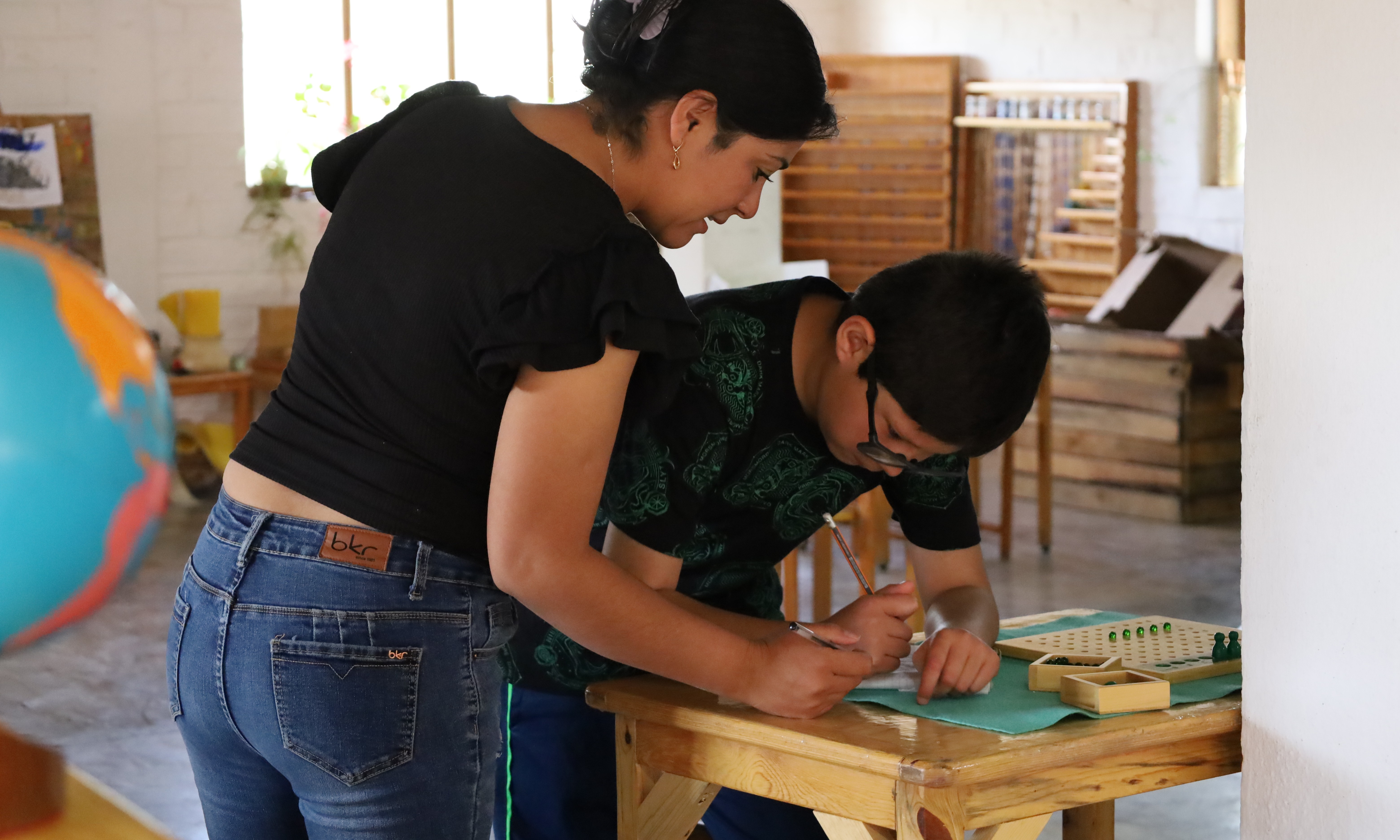 Niñas aprendiendo en grupo